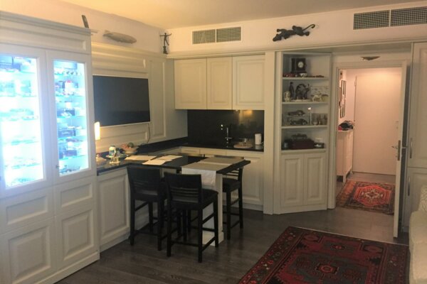 Grand studio rénové à Saint André